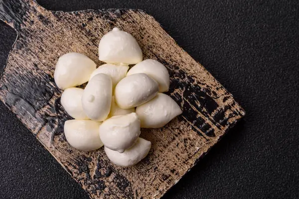 Mozzarella peynirli toplar, Akdeniz yemekleri için taze beyaz dilimler. Tasarımın için arka plan olarak Mozzarella peyniri