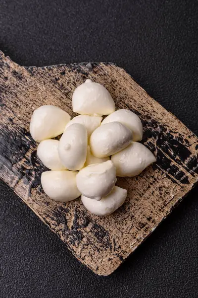 Mozzarella peynirli toplar, Akdeniz yemekleri için taze beyaz dilimler. Tasarımın için arka plan olarak Mozzarella peyniri