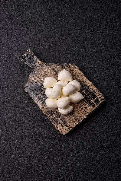 Mozzarella peynirli toplar, Akdeniz yemekleri için taze beyaz dilimler. Tasarımın için arka plan olarak Mozzarella peyniri
