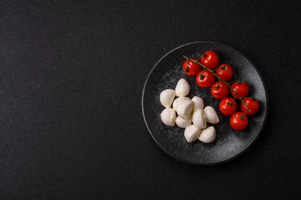 Mozzarella peynirli toplar, Akdeniz yemekleri için taze beyaz dilimler. Tasarımın için arka plan olarak Mozzarella peyniri