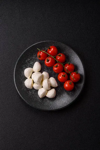 Mozzarella peynirli toplar, Akdeniz yemekleri için taze beyaz dilimler. Tasarımın için arka plan olarak Mozzarella peyniri