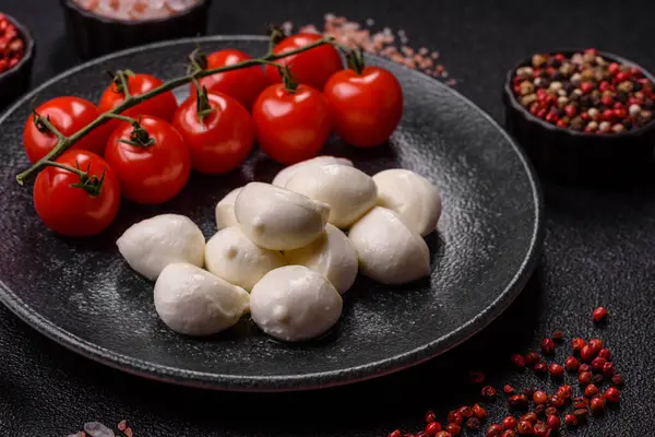 Mozzarella peynirli toplar, Akdeniz yemekleri için taze beyaz dilimler. Tasarımın için arka plan olarak Mozzarella peyniri