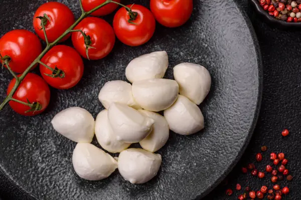 Mozzarella peynirli toplar, Akdeniz yemekleri için taze beyaz dilimler. Tasarımın için arka plan olarak Mozzarella peyniri
