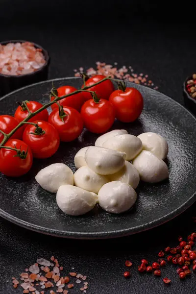 Mozzarella peynirli toplar, Akdeniz yemekleri için taze beyaz dilimler. Tasarımın için arka plan olarak Mozzarella peyniri