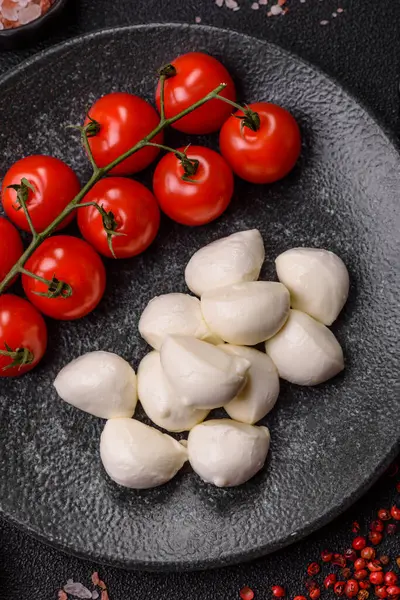 Mozzarella peynirli toplar, Akdeniz yemekleri için taze beyaz dilimler. Tasarımın için arka plan olarak Mozzarella peyniri