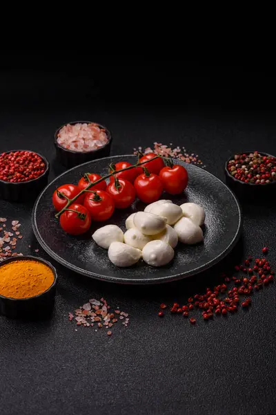 Mozzarella peynirli toplar, Akdeniz yemekleri için taze beyaz dilimler. Tasarımın için arka plan olarak Mozzarella peyniri