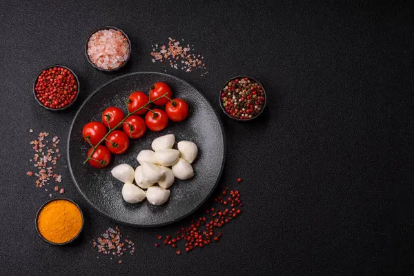 Mozzarella peynirli toplar, Akdeniz yemekleri için taze beyaz dilimler. Tasarımın için arka plan olarak Mozzarella peyniri