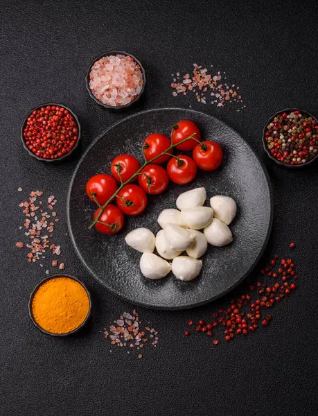 Mozzarella peynirli toplar, Akdeniz yemekleri için taze beyaz dilimler. Tasarımın için arka plan olarak Mozzarella peyniri