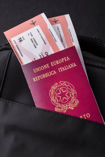 İtalya pasaportu, seyahat vizesi, seyahat çantasında biletleri olan belgeler. Tasarımınız için İtalyan pasaportu
