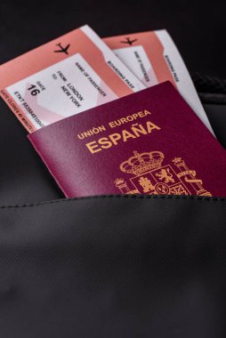 İspanya pasaportu, seyahat vizesi, seyahat çantasındaki biletlerle dolu belgeler. Tasarımınız için arka plan olarak İspanyol pasaportu