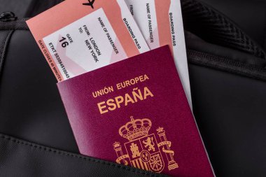 İspanya pasaportu, seyahat vizesi, seyahat çantasındaki biletlerle dolu belgeler. Tasarımınız için arka plan olarak İspanyol pasaportu