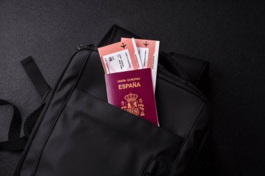 İspanya pasaportu, seyahat vizesi, seyahat çantasındaki biletlerle dolu belgeler. Tasarımınız için arka plan olarak İspanyol pasaportu