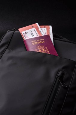 İspanya pasaportu, seyahat vizesi, seyahat çantasındaki biletlerle dolu belgeler. Tasarımınız için arka plan olarak İspanyol pasaportu