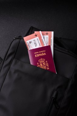 İspanya pasaportu, seyahat vizesi, seyahat çantasındaki biletlerle dolu belgeler. Tasarımınız için arka plan olarak İspanyol pasaportu
