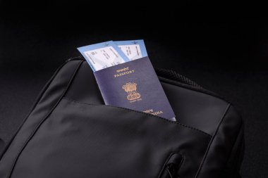 Hindistan pasaportu, seyahat vizesi, seyahat çantasındaki biletlerle dolu belgeler. Tasarımınız için Hindistan pasaportu