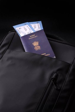 Hindistan pasaportu, seyahat vizesi, seyahat çantasındaki biletlerle dolu belgeler. Tasarımınız için Hindistan pasaportu