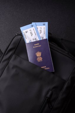 Hindistan pasaportu, seyahat vizesi, seyahat çantasındaki biletlerle dolu belgeler. Tasarımınız için Hindistan pasaportu