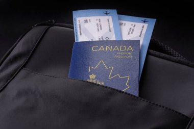 Kanada pasaportu, seyahat vizesi, seyahat çantasındaki biletlerle dolu belgeler. Tasarımınız için Kanada pasaportu