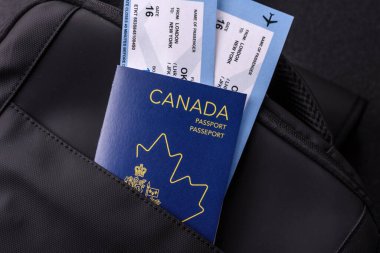 Kanada pasaportu, seyahat vizesi, seyahat çantasındaki biletlerle dolu belgeler. Tasarımınız için Kanada pasaportu