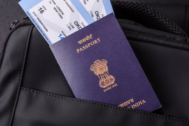 Hindistan pasaportu, seyahat vizesi, seyahat çantasındaki biletlerle dolu belgeler. Tasarımınız için Hindistan pasaportu