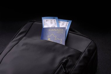 Kanada pasaportu, seyahat vizesi, seyahat çantasındaki biletlerle dolu belgeler. Tasarımınız için Kanada pasaportu