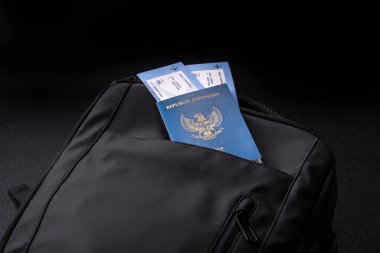 Endonezya pasaportu, seyahat vizesi, seyahat çantasında biletleri olan belgeler. Tasarımınız için Endonezya pasaportu