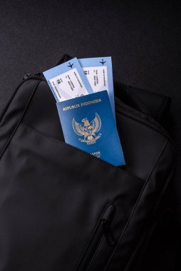 Endonezya pasaportu, seyahat vizesi, seyahat çantasında biletleri olan belgeler. Tasarımınız için Endonezya pasaportu