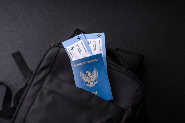 Endonezya pasaportu, seyahat vizesi, seyahat çantasında biletleri olan belgeler. Tasarımınız için Endonezya pasaportu