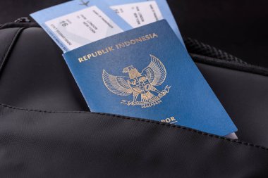 Endonezya pasaportu, seyahat vizesi, seyahat çantasında biletleri olan belgeler. Tasarımınız için Endonezya pasaportu