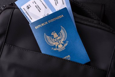 Endonezya pasaportu, seyahat vizesi, seyahat çantasında biletleri olan belgeler. Tasarımınız için Endonezya pasaportu