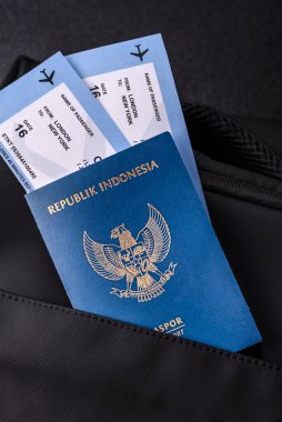 Endonezya pasaportu, seyahat vizesi, seyahat çantasında biletleri olan belgeler. Tasarımınız için Endonezya pasaportu
