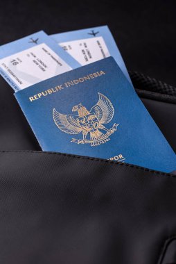 Endonezya pasaportu, seyahat vizesi, seyahat çantasında biletleri olan belgeler. Tasarımınız için Endonezya pasaportu