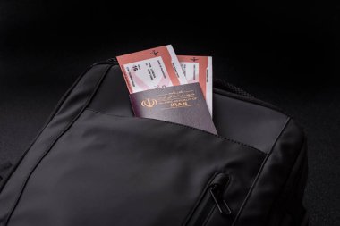 İran pasaportu, seyahat vizesi, seyahat çantasındaki biletlerle dolu belgeler. Tasarımınız için arka plan olarak İran pasaportu