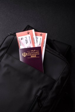 İran pasaportu, seyahat vizesi, seyahat çantasındaki biletlerle dolu belgeler. Tasarımınız için arka plan olarak İran pasaportu