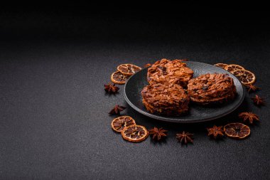 Karamelli fındıklı çikolatalı kurabiyeler, sağlıklı bir tatlı. Tasarımınız için fındık kurabiyeleri