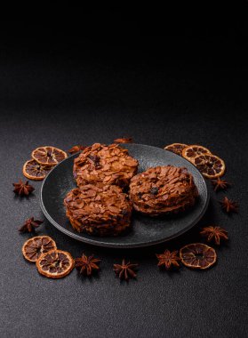 Karamelli fındıklı çikolatalı kurabiyeler, sağlıklı bir tatlı. Tasarımınız için fındık kurabiyeleri