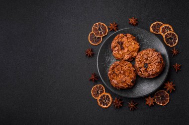 Karamelli fındıklı çikolatalı kurabiyeler, sağlıklı bir tatlı. Tasarımınız için fındık kurabiyeleri