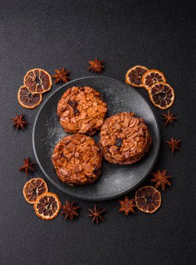 Karamelli fındıklı çikolatalı kurabiyeler, sağlıklı bir tatlı. Tasarımınız için fındık kurabiyeleri