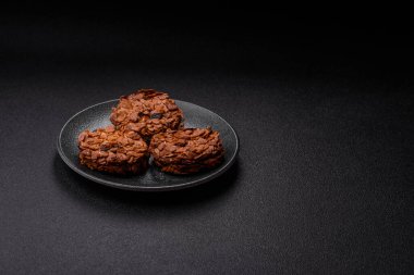 Karamelli fındıklı çikolatalı kurabiyeler, sağlıklı bir tatlı. Tasarımınız için fındık kurabiyeleri