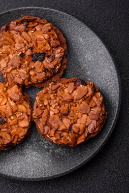 Karamelli fındıklı çikolatalı kurabiyeler, sağlıklı bir tatlı. Tasarımınız için fındık kurabiyeleri