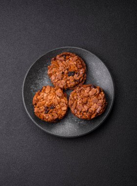 Karamelli fındıklı çikolatalı kurabiyeler, sağlıklı bir tatlı. Tasarımınız için fındık kurabiyeleri