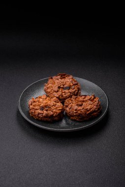 Karamelli fındıklı çikolatalı kurabiyeler, sağlıklı bir tatlı. Tasarımınız için fındık kurabiyeleri