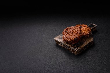 Karamelli fındıklı çikolatalı kurabiyeler, sağlıklı bir tatlı. Tasarımınız için fındık kurabiyeleri