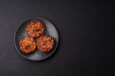 Karamelli fındıklı çikolatalı kurabiyeler, sağlıklı bir tatlı. Tasarımınız için fındık kurabiyeleri