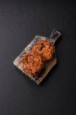 Karamelli fındıklı çikolatalı kurabiyeler, sağlıklı bir tatlı. Tasarımınız için fındık kurabiyeleri