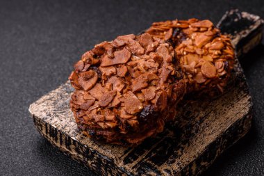 Karamelli fındıklı çikolatalı kurabiyeler, sağlıklı bir tatlı. Tasarımınız için fındık kurabiyeleri