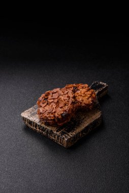 Karamelli fındıklı çikolatalı kurabiyeler, sağlıklı bir tatlı. Tasarımınız için fındık kurabiyeleri