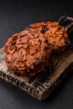 Karamelli fındıklı çikolatalı kurabiyeler, sağlıklı bir tatlı. Tasarımınız için fındık kurabiyeleri