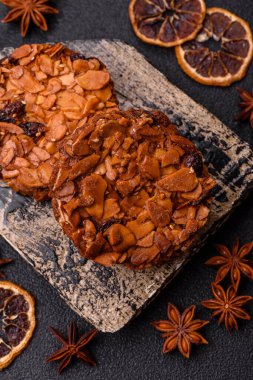 Karamelli fındıklı çikolatalı kurabiyeler, sağlıklı bir tatlı. Tasarımınız için fındık kurabiyeleri