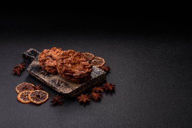 Karamelli fındıklı çikolatalı kurabiyeler, sağlıklı bir tatlı. Tasarımınız için fındık kurabiyeleri